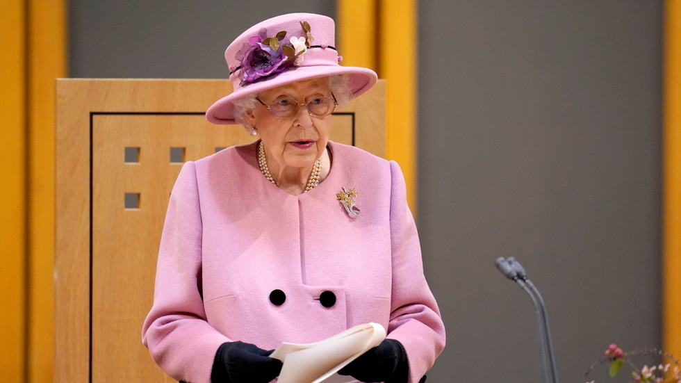 Queen cancels Christmas travel, taking ‘precautionary approach’
