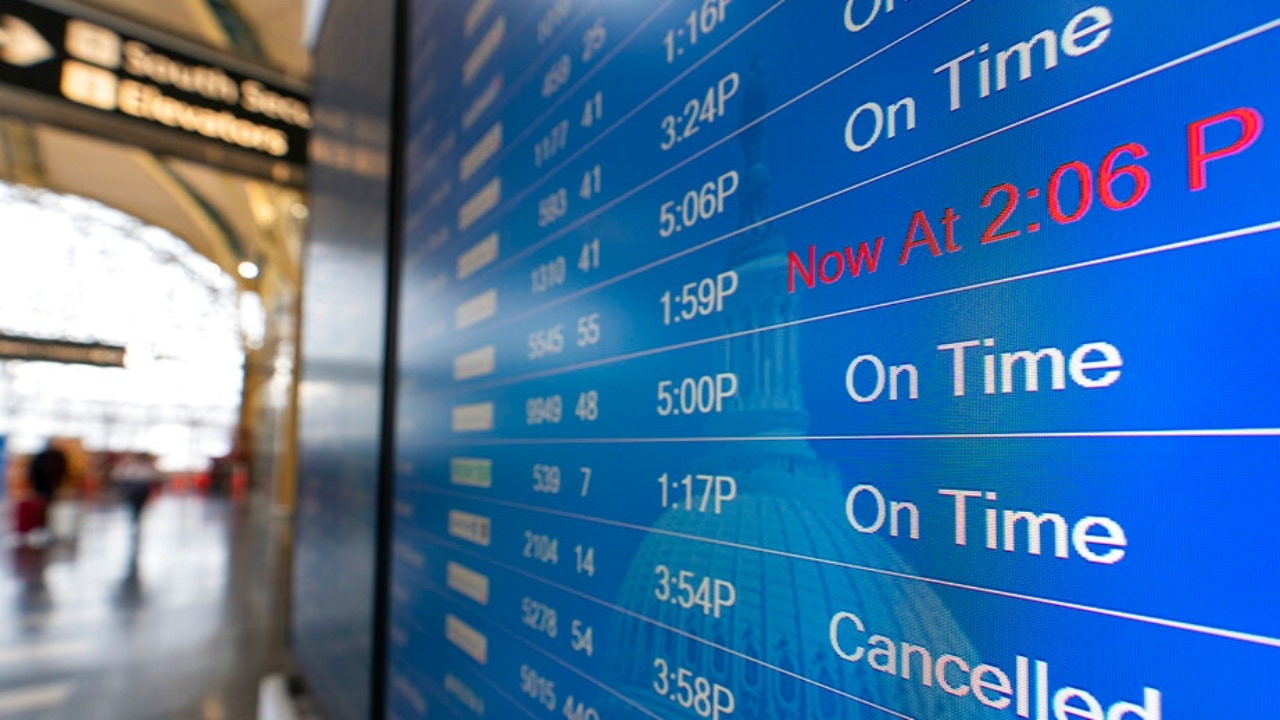 Nearly 2,500 flights delayed, hundreds canceled on Monday after weekend of disruptions