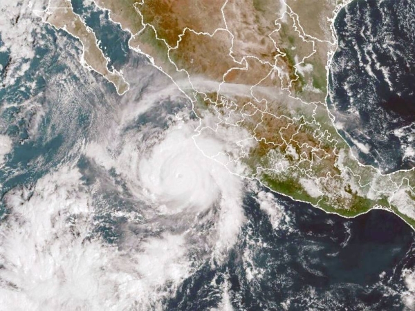 Hurricane Roslyn batters Mexico's Pacific coast