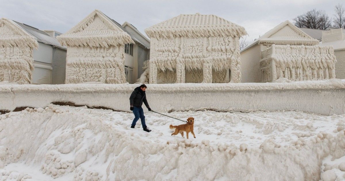 Lake houses don't even look real after being covered in ice during winter storm