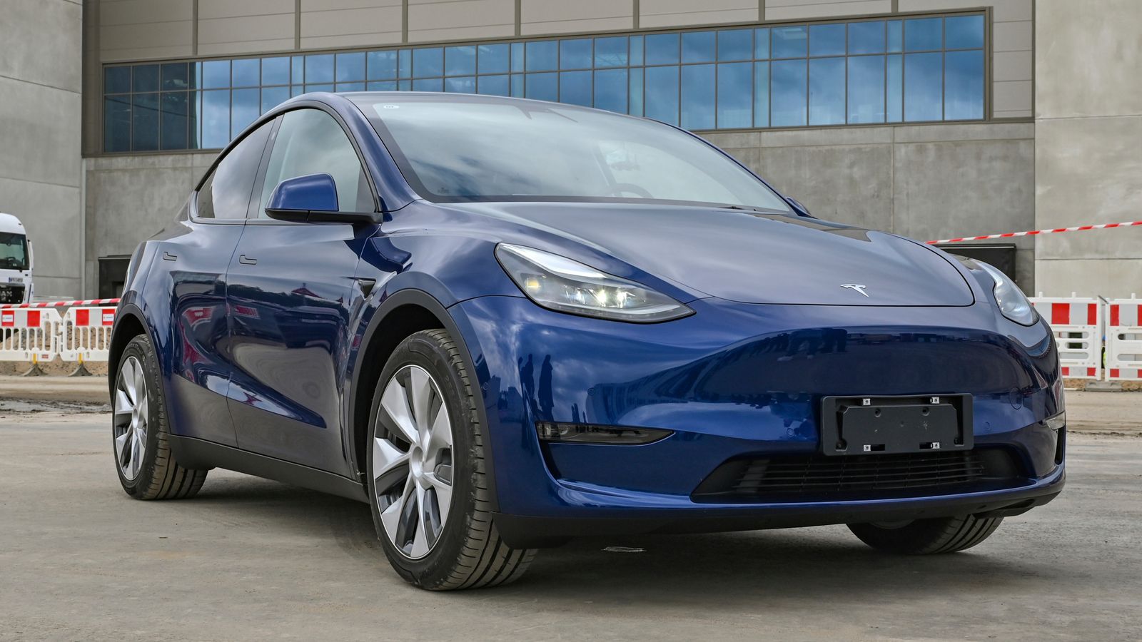 Record output for Tesla but deliveries still below estimates