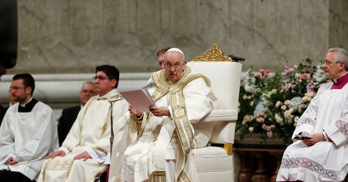 At Easter vigil, Pope Francis encourages hope amid 'icy winds of war'